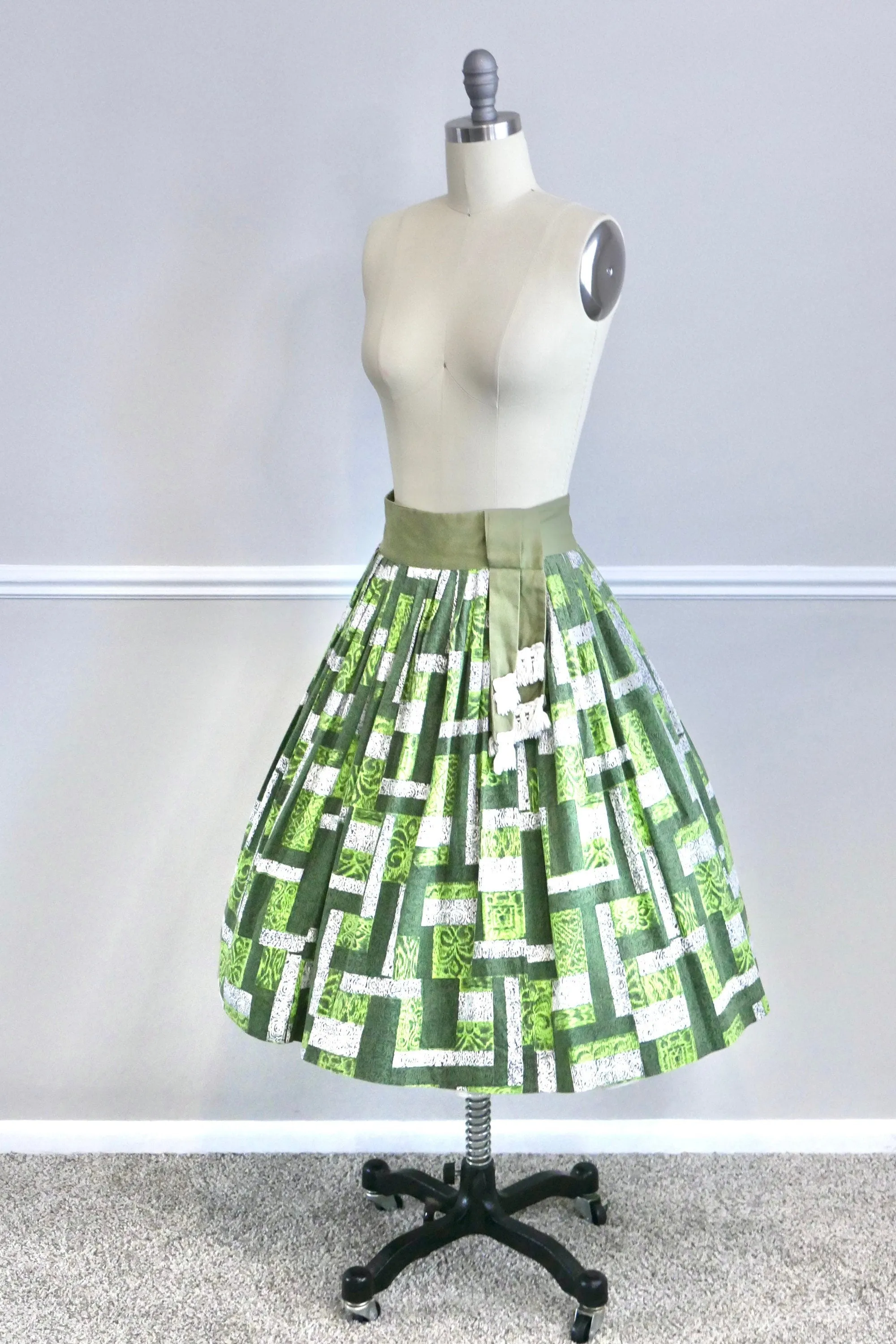 Vintage 1950s Novelty Print Circle Skirt / 50s retro kelly green full skirt Size S